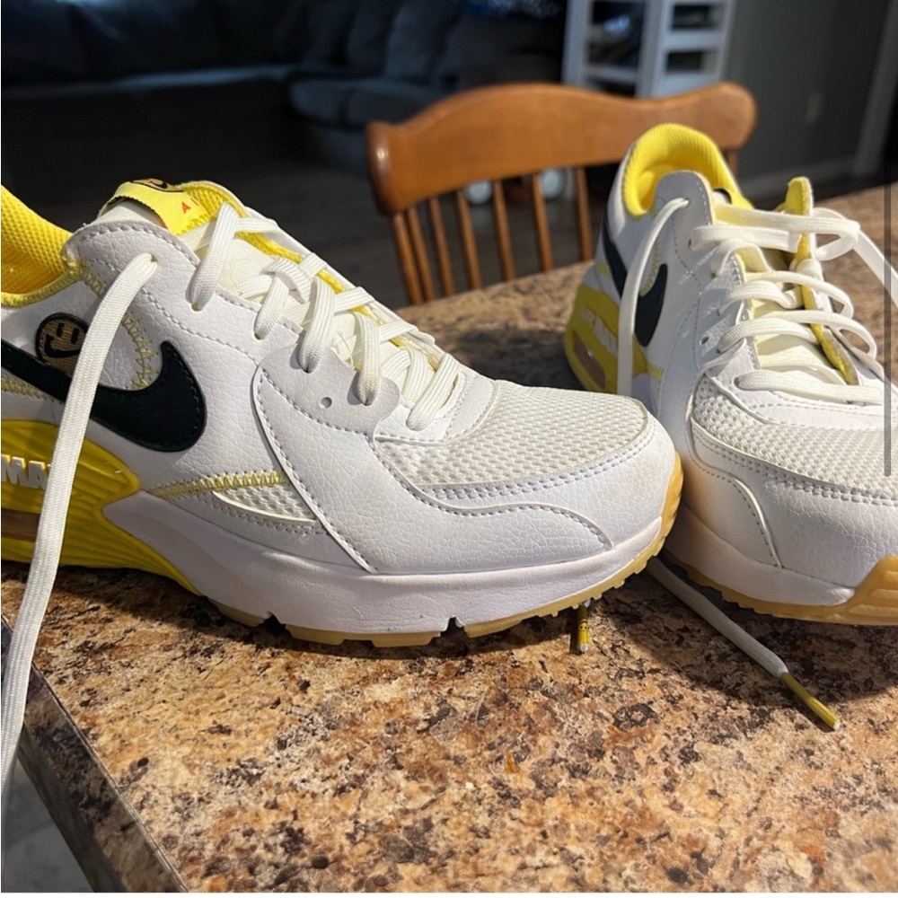 Go the extra smile nike sneakers, GUC